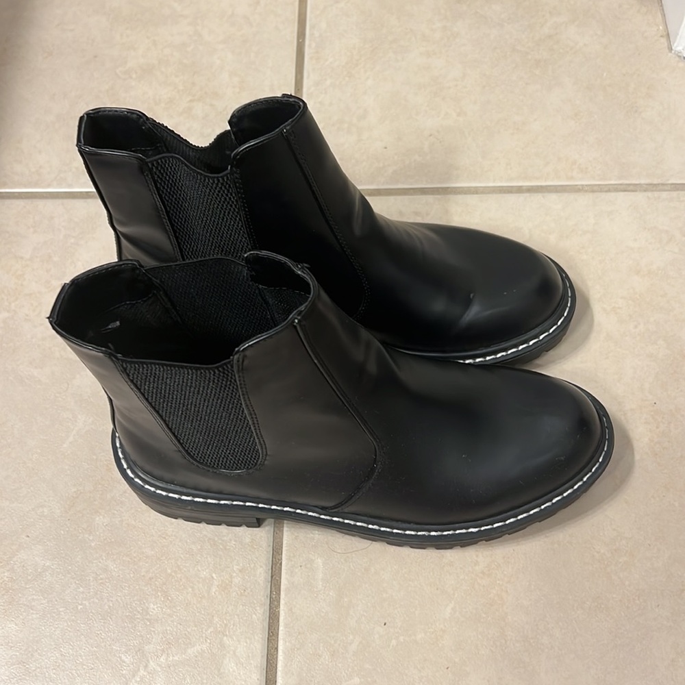 Chelsea Boots - Picture 2 of 3